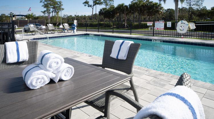 Holiday Inn Express & Suites Airport Pool