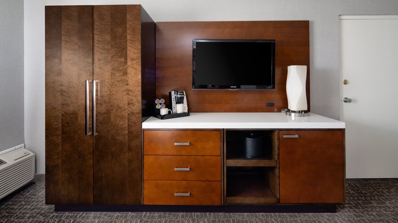 <b>Holiday Inn Hotel Long Beach Airport Suite</b>. Images powered by <a href="https://www.leonardoworldwide.com/" title="Leonardo Worldwide" target="_blank">Leonardo</a>.