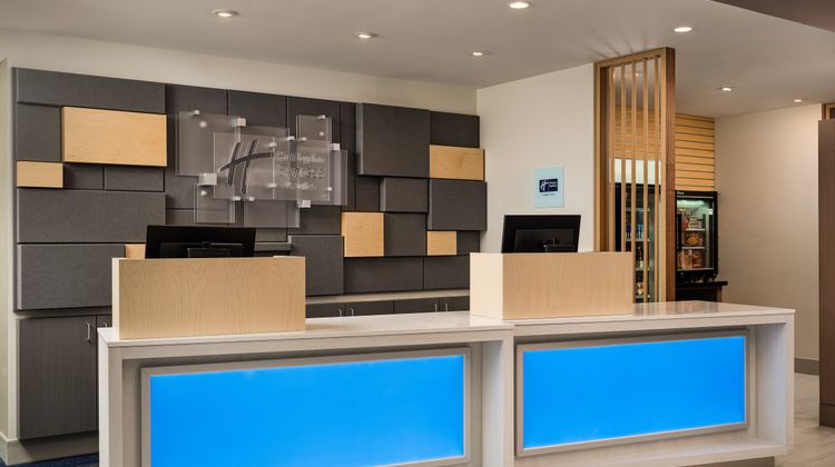 Holiday Inn Express & Suites Lockport Lobby