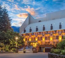 The Mountainside Lodge Exterior