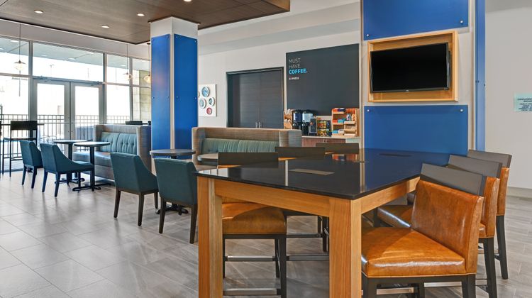 Holiday Inn Express & Stes Memorial City Lobby