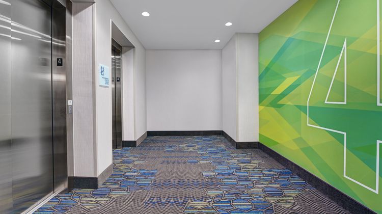 Holiday Inn Express & Stes Memorial City Lobby