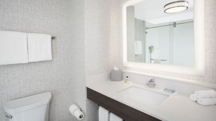 Holiday Inn Express & Suites Ottawa Airp Room