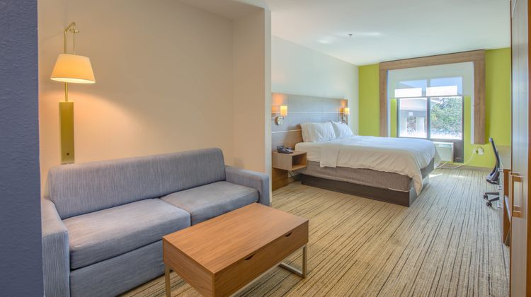 Holiday Inn Express & Suites Gulf Shores Suite
