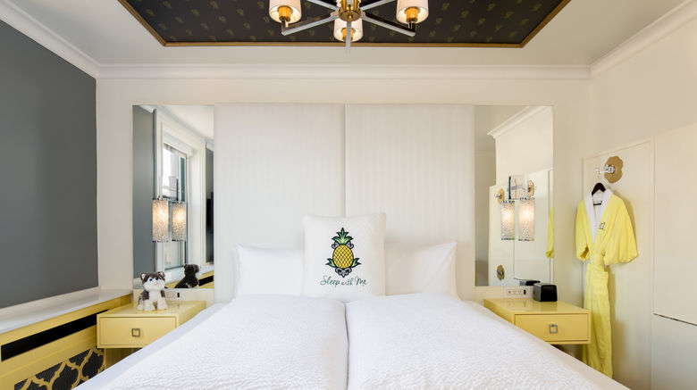 <b>Staypineapple Boston Room</b>. Images powered by <a href="https://www.leonardoworldwide.com/" title="Leonardo Worldwide" target="_blank">Leonardo</a>.