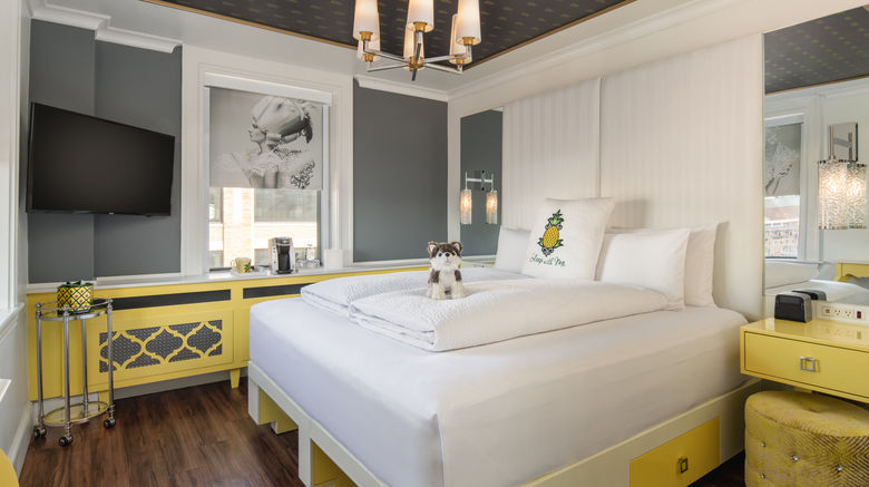 <b>Staypineapple Boston Room</b>. Images powered by <a href="https://www.leonardoworldwide.com/" title="Leonardo Worldwide" target="_blank">Leonardo</a>.