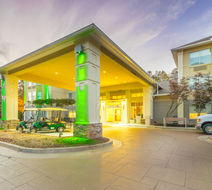 Holiday Inn & Suites Exterior