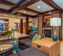 Holiday Inn Hotel & Conference Ctr Lobby