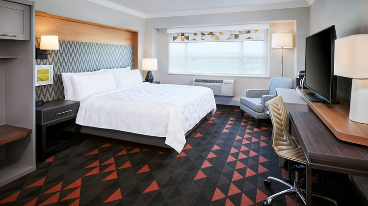 Holiday Inn & Suites Oakville @ Bronte Room