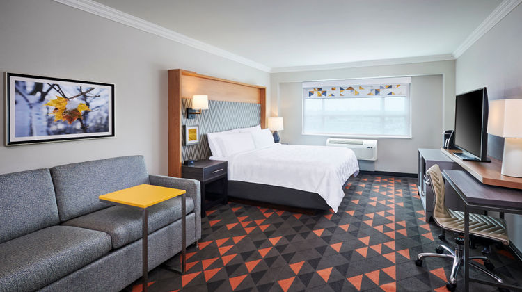 Holiday Inn & Suites Oakville @ Bronte Room