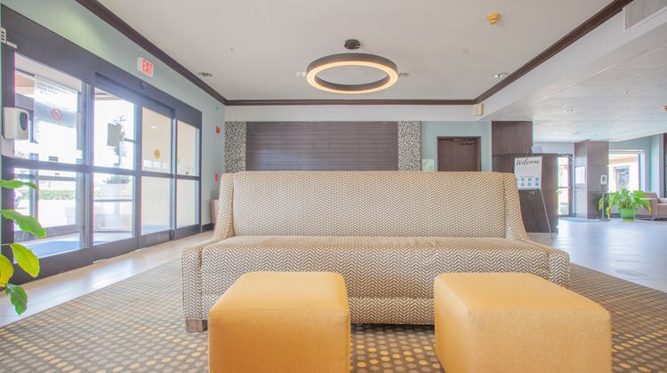Holiday Inn Express Hotel & Suites Exterior