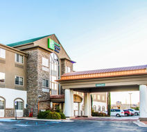 Holiday Inn Express Hotel & Suites Exterior