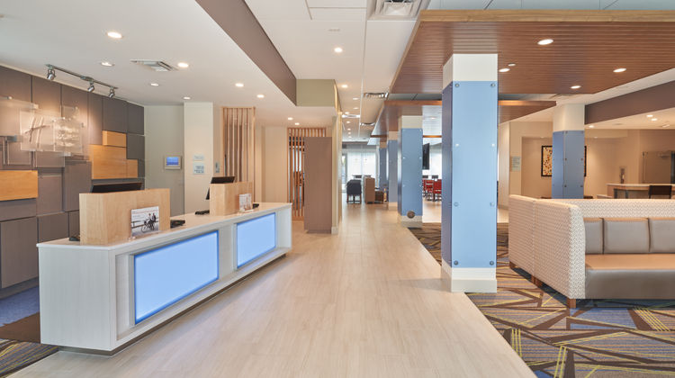 Holiday Inn Express & Suites Doral Lobby