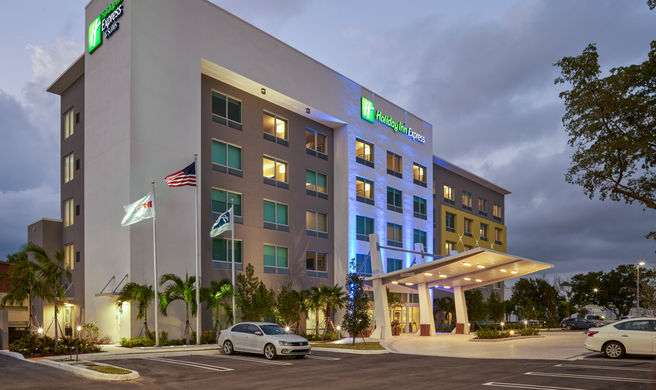 Holiday Inn Express & Suites Doral Exterior