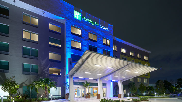 Holiday Inn Express & Suites Doral Exterior