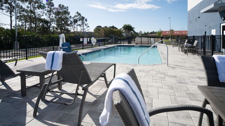 Holiday Inn Express & Suites Airport Pool