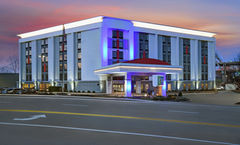 Holiday Inn Express & Suites Riverfront
