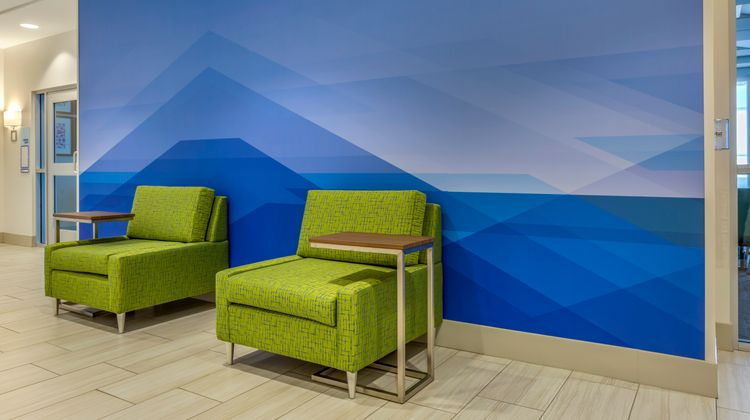 Holiday Inn Exp & Sts Dwtn State Capitol Lobby
