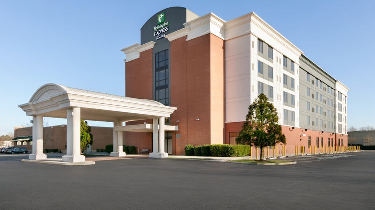 Holiday Inn Express/Suites Norfolk Arpt Exterior