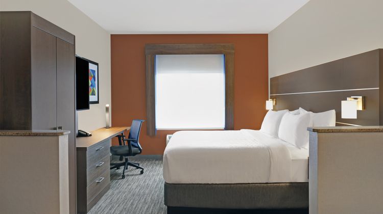 Holiday Inn Express Hotel & Suites Suite