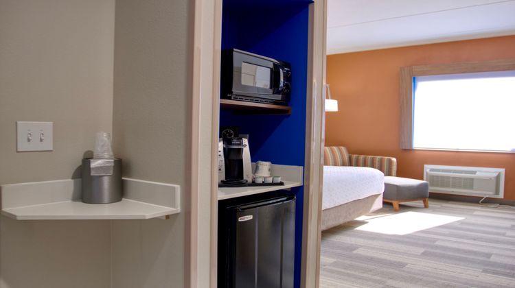 Holiday Inn Express & Suites Byram Room