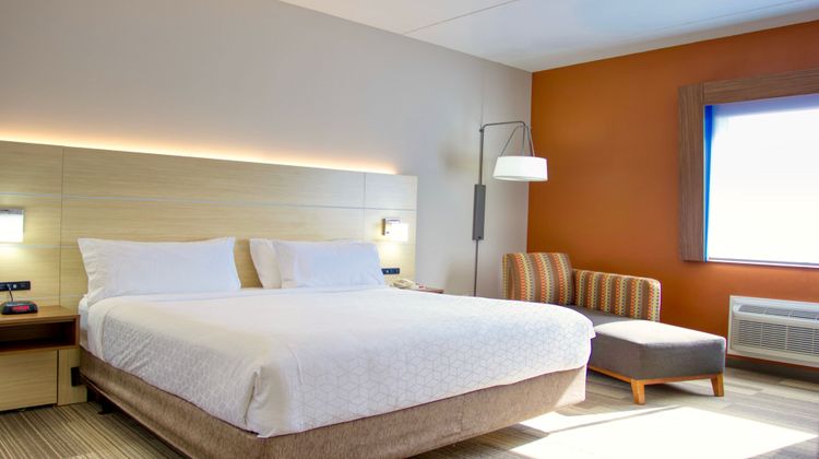 Holiday Inn Express & Suites Byram Room