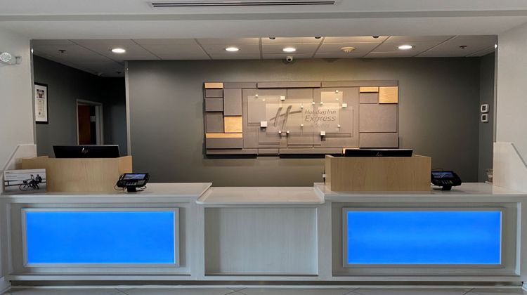 Holiday Inn Express & Suites Byram Lobby