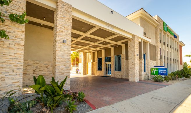 Holiday Inn Express Anaheim West Exterior