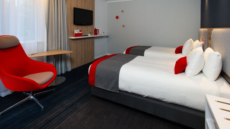 <b>Holiday Inn Express London-Luton Airport Room</b>. Images powered by <a href="https://www.leonardoworldwide.com/" title="Leonardo Worldwide" target="_blank">Leonardo</a>.