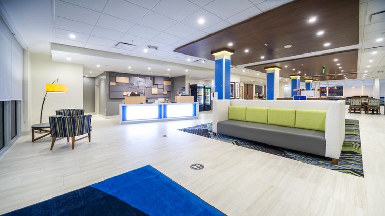 Holiday Inn Express & Suites Airport Lobby