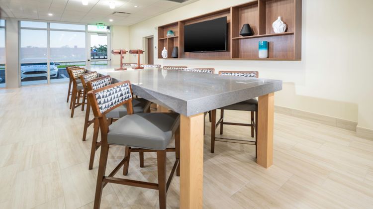Holiday Inn Express & Suites Airport Restaurant