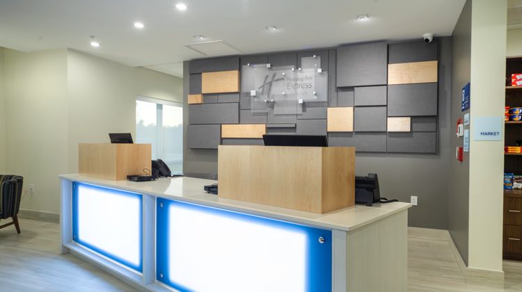 Holiday Inn Express & Suites Airport Lobby