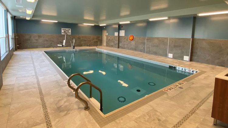 Holiday Inn Express & Suites Aurora Pool