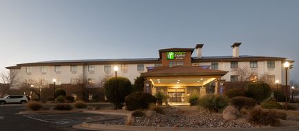 Holiday Inn Express Hotel & Suites Exterior