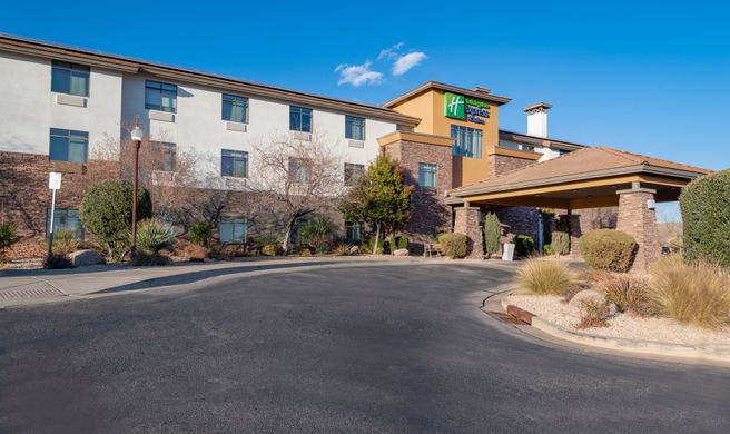 Holiday Inn Express Hotel & Suites Exterior