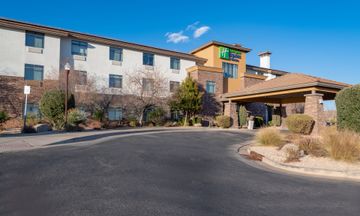 Holiday Inn Express Hotel & Suites