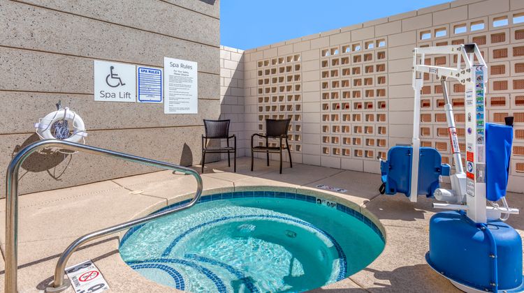 Holiday Inn Exp & Sts Dwtn State Capitol Spa