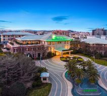 Holiday Inn New Port Exterior