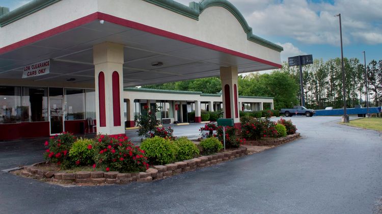 Scottish Inn Exterior