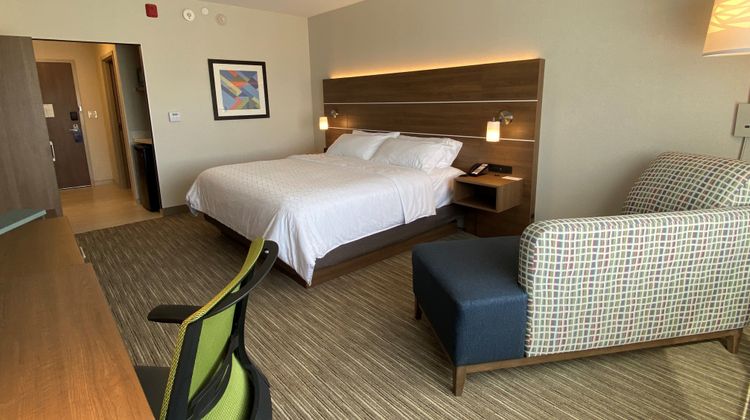Holiday Inn Express & Suites Aurora Room