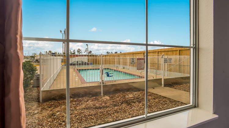 Red Roof Inn & Suites Lake Charles Pool