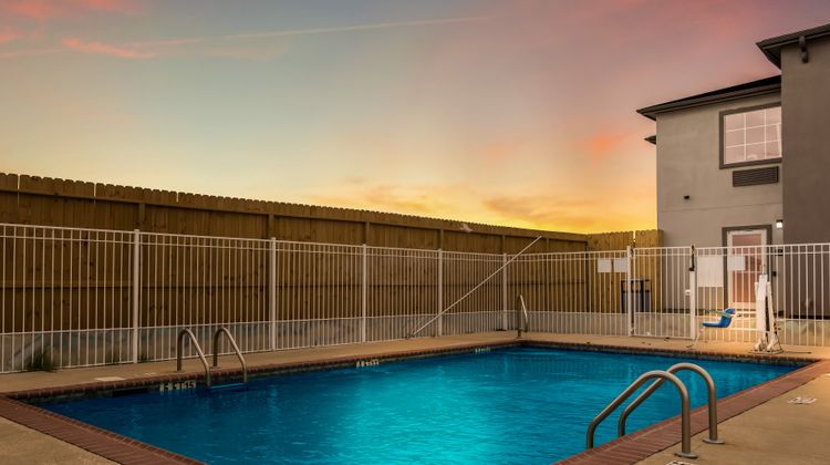 Red Roof Inn & Suites Lake Charles Pool