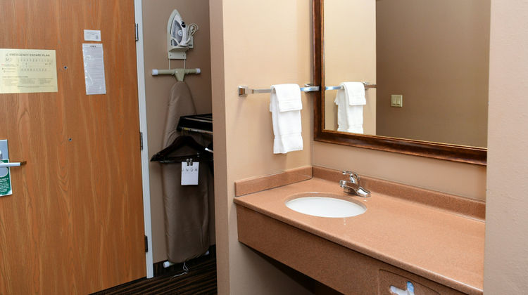 Cobblestone Inn & Suites Majestic Hills Room