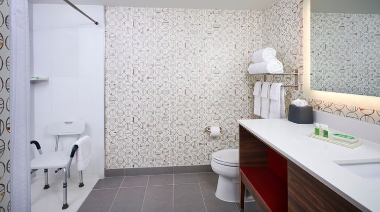Holiday Inn & Suites Oakville @ Bronte Room