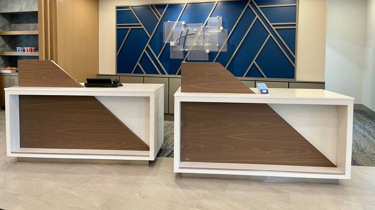 Holiday Inn Express & Suites Airport Lobby