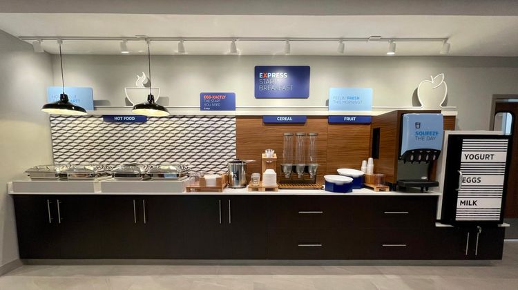Holiday Inn Express & Suites Airport Restaurant