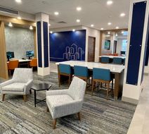Holiday Inn Express & Suites Airport Lobby