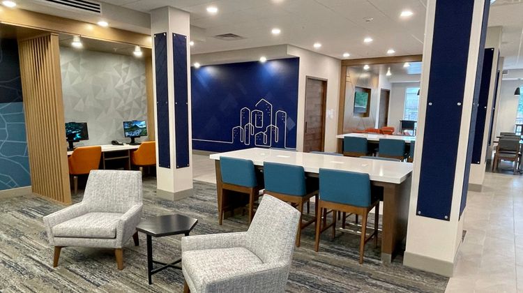 Holiday Inn Express & Suites Airport Lobby