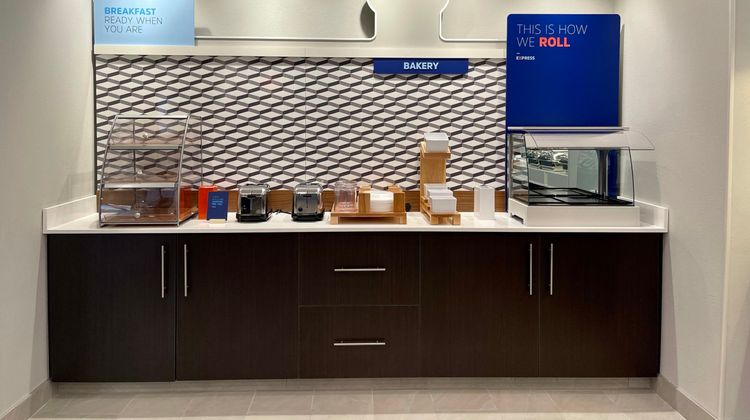 Holiday Inn Express & Suites Airport Restaurant