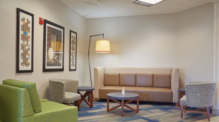 Holiday Inn Express/Stes Akron Reg Arpt Lobby